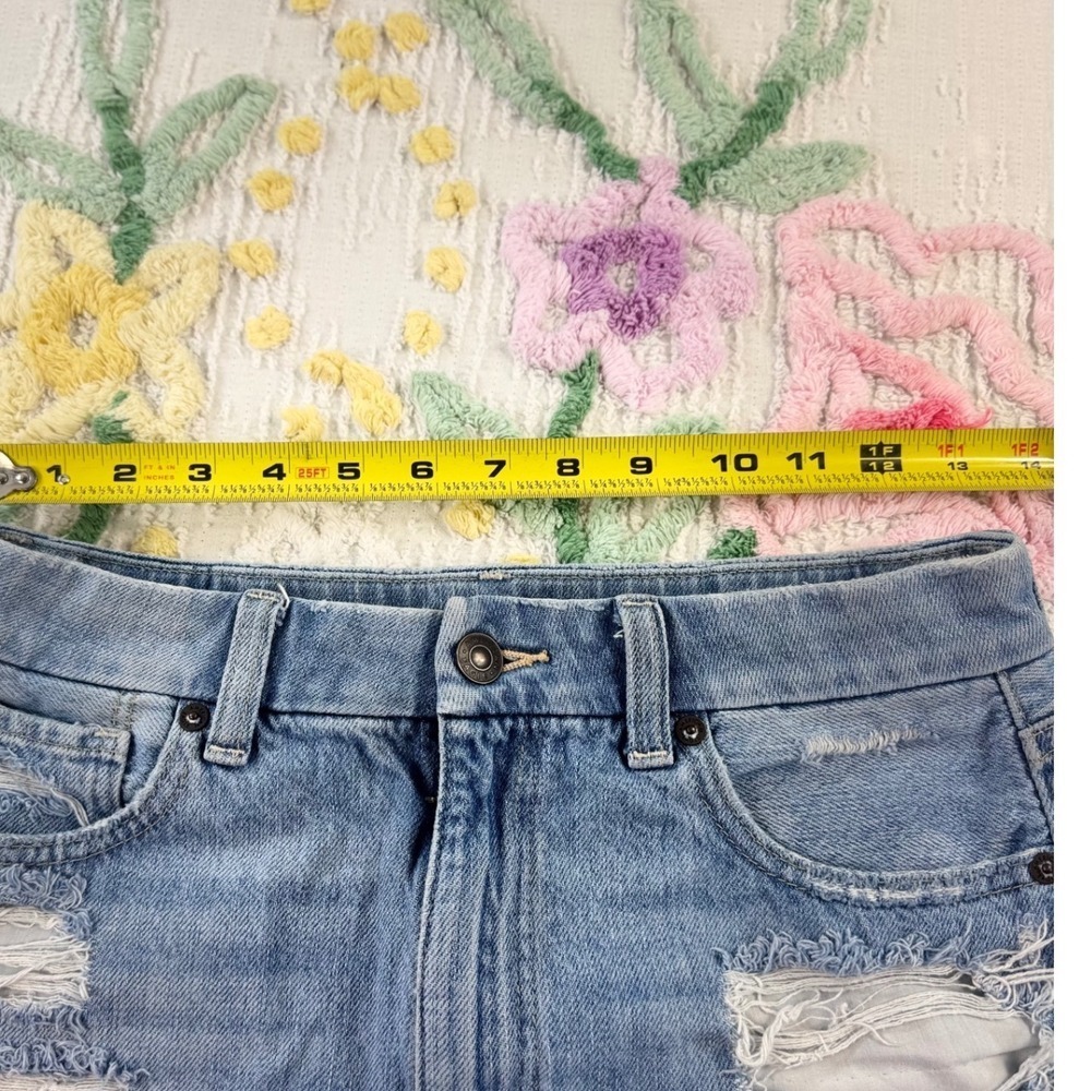 American Eagle Outfitters Women's Size 4 Light Wash Denim Distressed Ripped - Picture 5 of 10